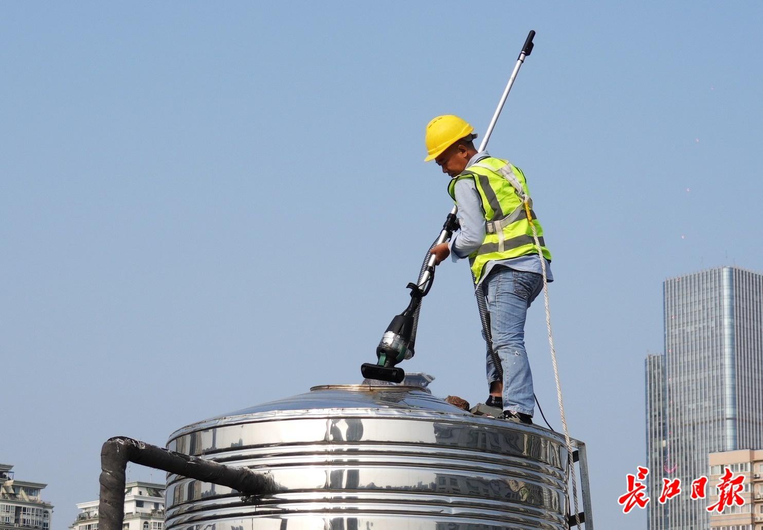 厉害了！武汉水务人员研发新工具，清洗水箱不用停水，效率还更高  第2张