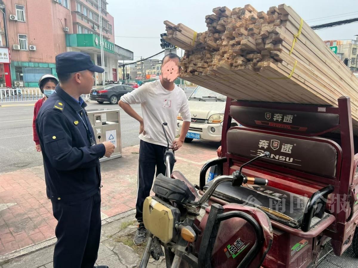柳州一男子开三轮车运载木方条如火箭炮，竟长达 1 米  第2张