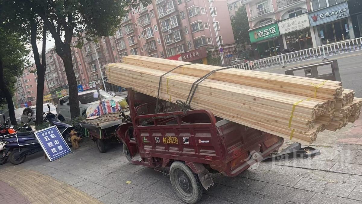 柳州一男子开三轮车运载木方条如火箭炮，竟长达 1 米  第3张