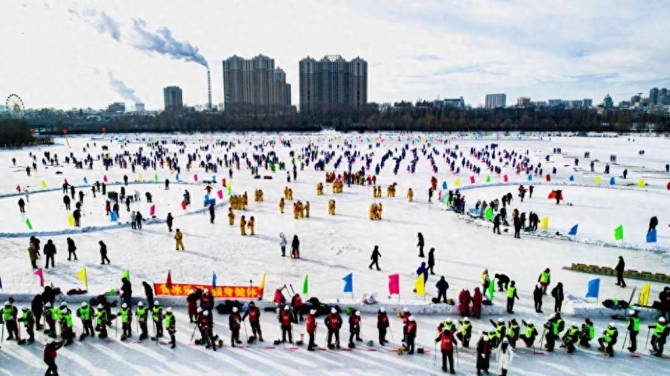 龙江冰雪季大揭秘：全民宠客新玩法，7米巨型爬犁等你来挑战  第1张