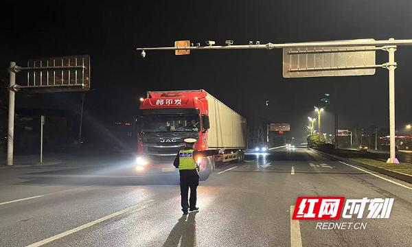 常德交警严控空气污染:设卡检查、劝返货车,守护蓝天保卫战 第2张 常德交警严控空气污染:设卡检查、劝返货车,守护蓝天保卫战 第2张