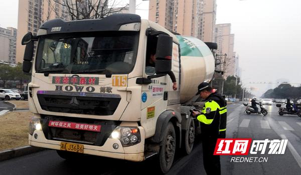 常德交警严控空气污染:设卡检查、劝返货车,守护蓝天保卫战 第3张 常德交警严控空气污染:设卡检查、劝返货车,守护蓝天保卫战 第3张