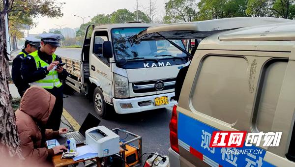 常德交警严控空气污染:设卡检查、劝返货车,守护蓝天保卫战 第4张 常德交警严控空气污染:设卡检查、劝返货车,守护蓝天保卫战 第4张