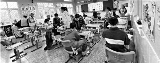 教室噪音如雷贯耳，20年资深班主任突发性耳聋，教育环境亟待改善