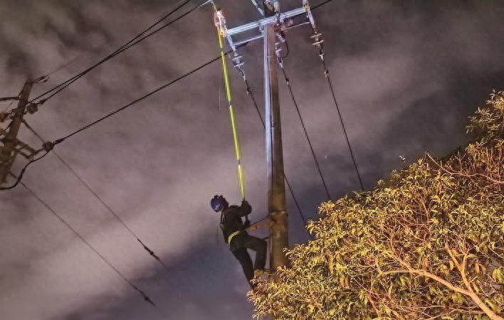 独家揭秘：10千伏沈窑G121线大修背后的故事，如何保障3000余户居民用电安全？