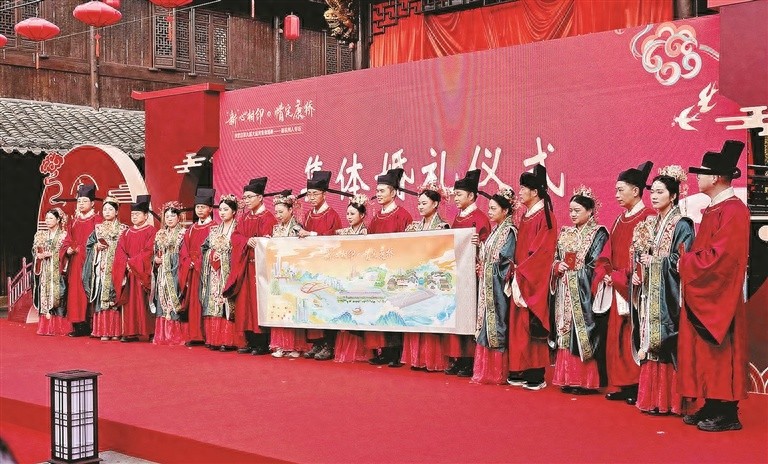10对新人甜蜜启幕大运河集体婚典，宋韵婚服见证浪漫时刻  第1张