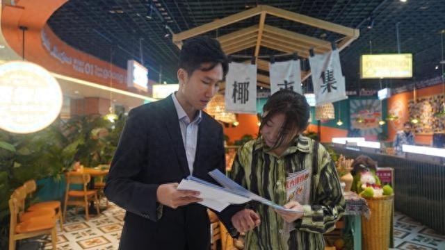 七里河区25家银行街头助力小微企业融资，破解资金难题，助力经济腾飞
