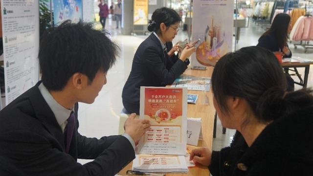 七里河区25家银行街头助力小微企业融资，破解资金难题，助力经济腾飞  第2张