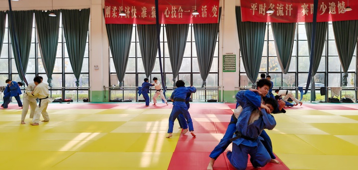 2024萤火逐梦公益行动：百万资金助力江苏青少年体育梦想，你也能参与