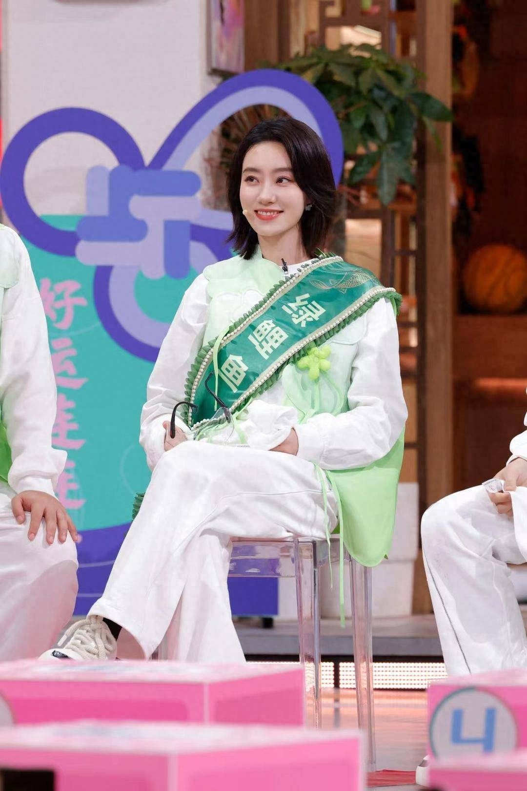 你好，星期六红鲤鱼与绿鲤鱼大赛再掀热潮，明星阵容豪华，谁将成为最终赢家？  第1张