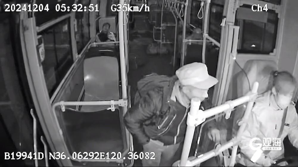寒冬中的温暖瞬间：公交司机耐心等待老年乘客，传递城市温度  第2张