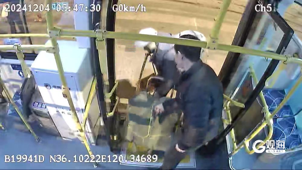 寒冬中的温暖瞬间：公交司机耐心等待老年乘客，传递城市温度  第3张