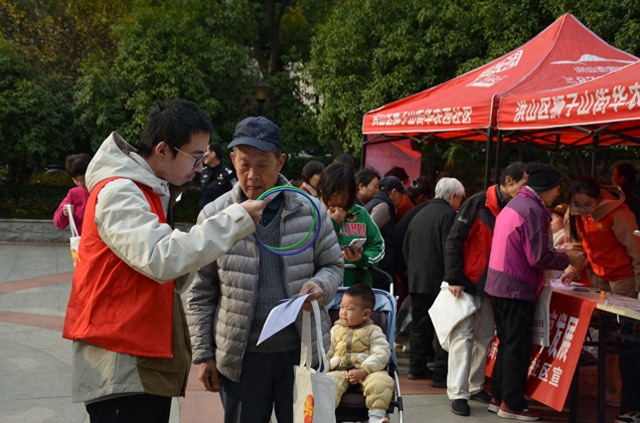 揭秘法治游园会：居民如何在游戏中轻松学法，志愿者一对一解答法律疑问