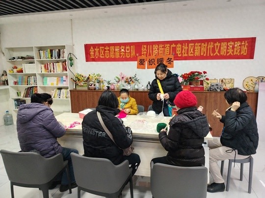 寒风中的温暖：郑州社区编织活动让老年人感受家的温馨