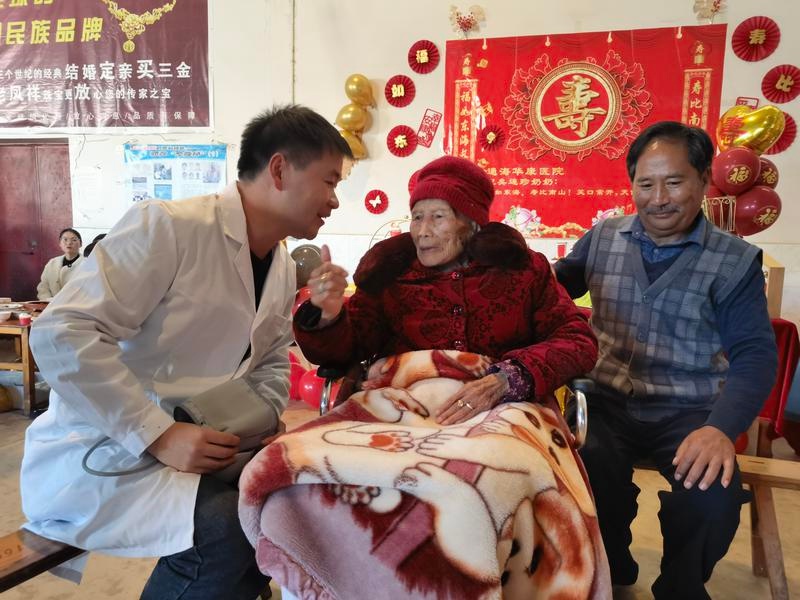 103岁老人矣莲珍的奇迹生日：医院深情定制蛋糕，家人欢聚一堂，幸福满满  第3张