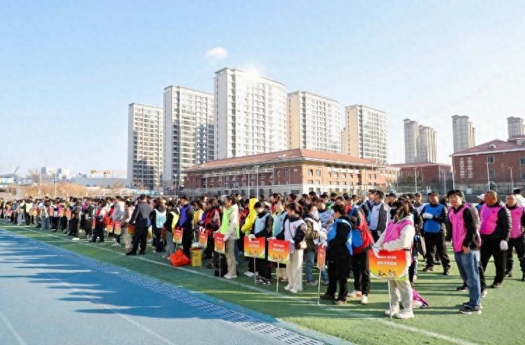 300人齐聚青岛，一场拔河比赛点燃全民健身热情  第1张