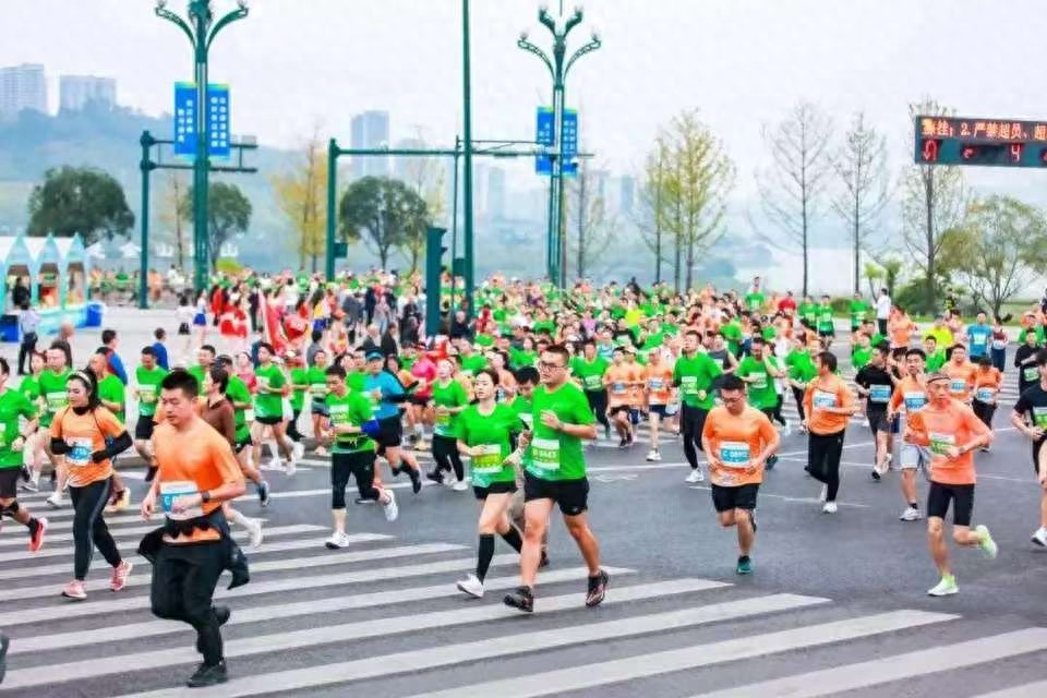 15000名跑者齐聚宜宾，长江马拉松带你感受城市脉搏与三江风光  第1张