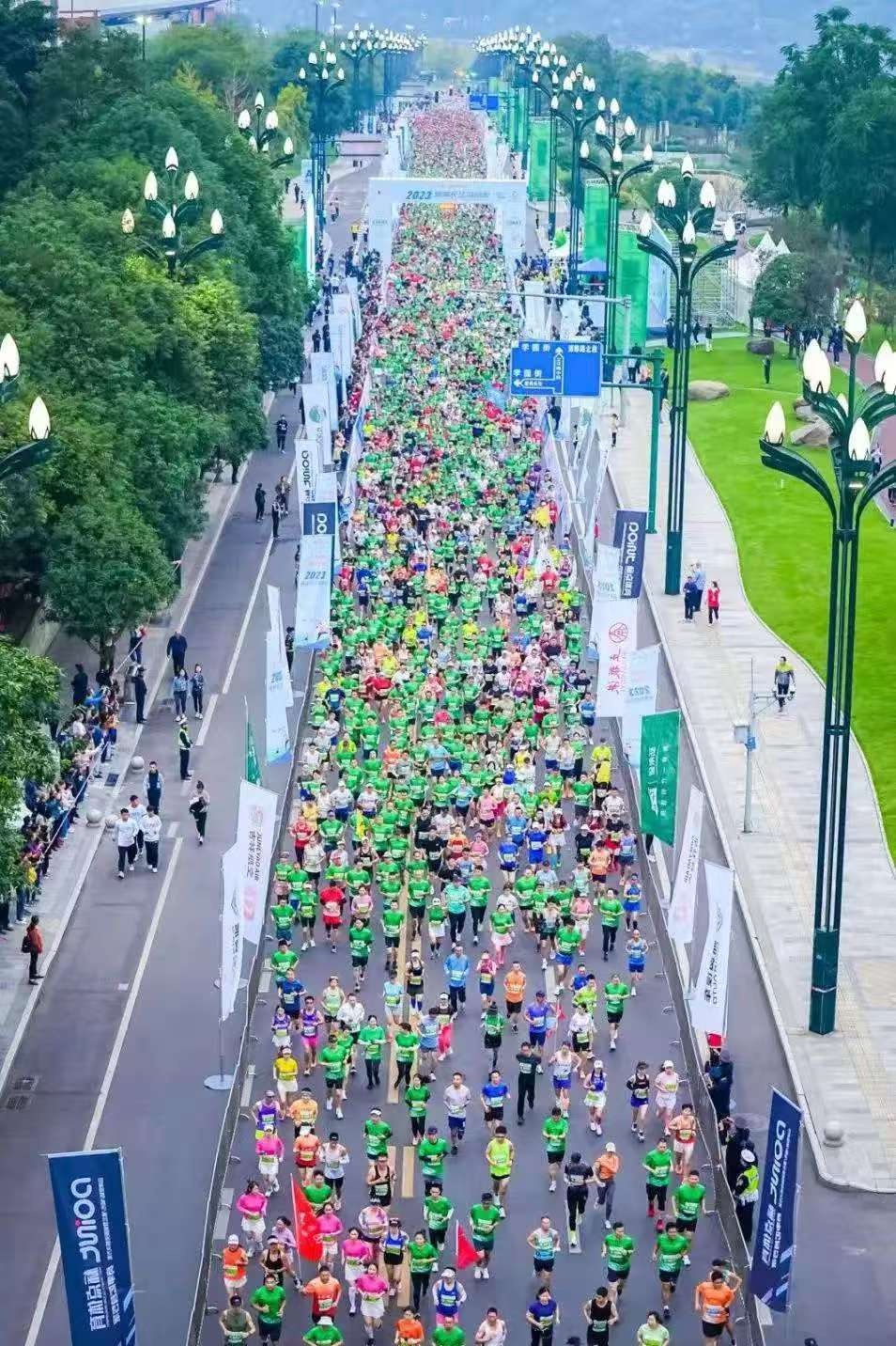 15000名跑者齐聚宜宾，长江马拉松带你感受城市脉搏与三江风光  第2张