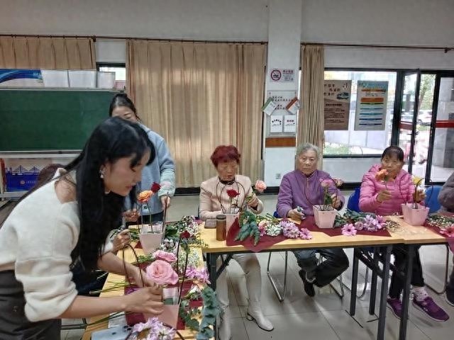冬日暖阳下的花香盛宴：香阁丽苑小区插花活动，温暖你我心  第1张
