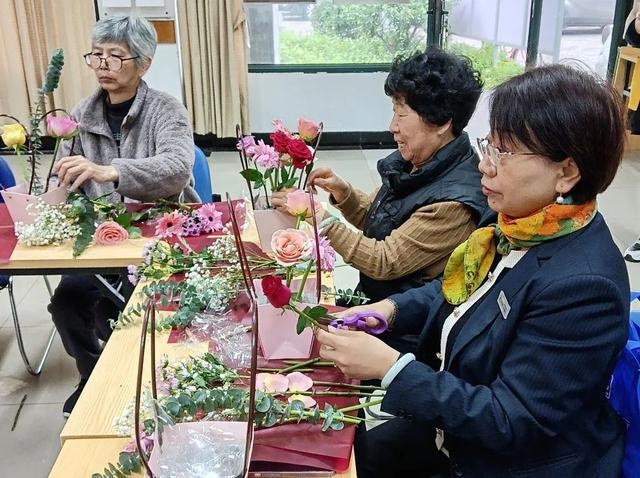 冬日暖阳下的花香盛宴：香阁丽苑小区插花活动，温暖你我心  第2张