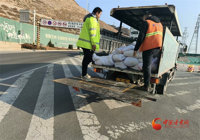 震撼！兰州400人25台设备演练，只为雪后道路安全畅通  第3张