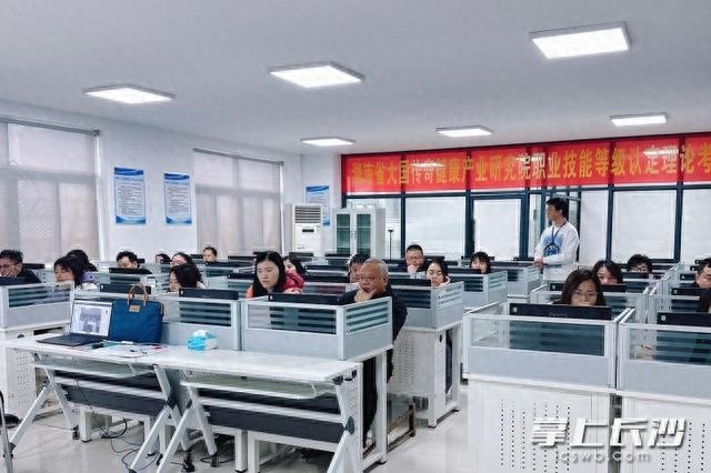 长沙率先全省开展康复辅助技术咨询师评价，71名残联专委员接受职业技能等级认定考试
