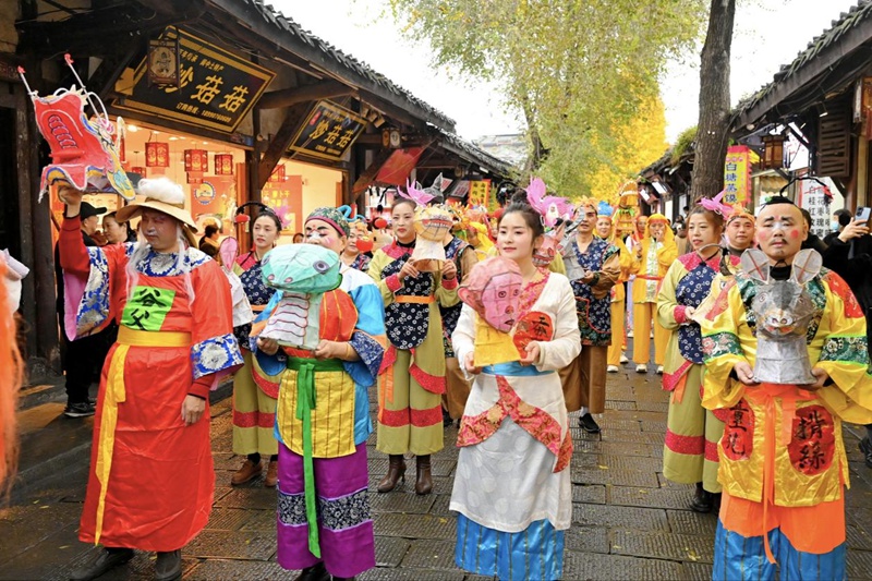 阆中古城新春狂欢，非遗巡游路演震撼上演，春节氛围扑面而来  第2张