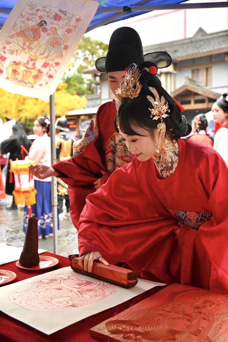 阆中古城新春狂欢，非遗巡游路演震撼上演，春节氛围扑面而来  第7张