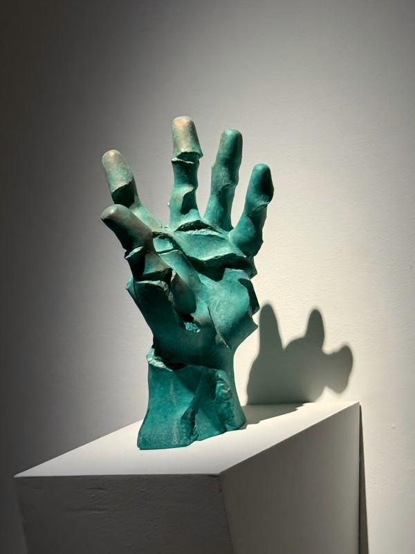 揭秘朱勇作品展：裂痕中的艺术蜕变与社会反思  第2张