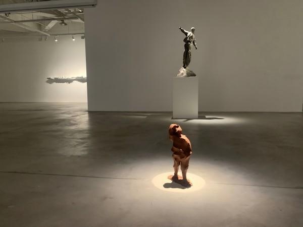 揭秘朱勇作品展：裂痕中的艺术蜕变与社会反思  第4张