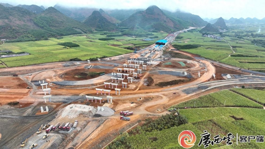 寒冬中的坚守：罗鹿高速公路建设者如何在冰雪中推进重大项目？