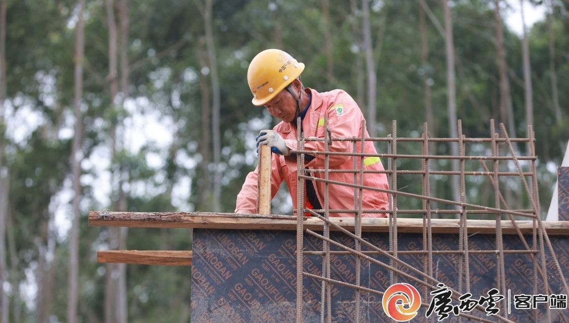 寒冬中的坚守：罗鹿高速公路建设者如何在冰雪中推进重大项目？  第5张