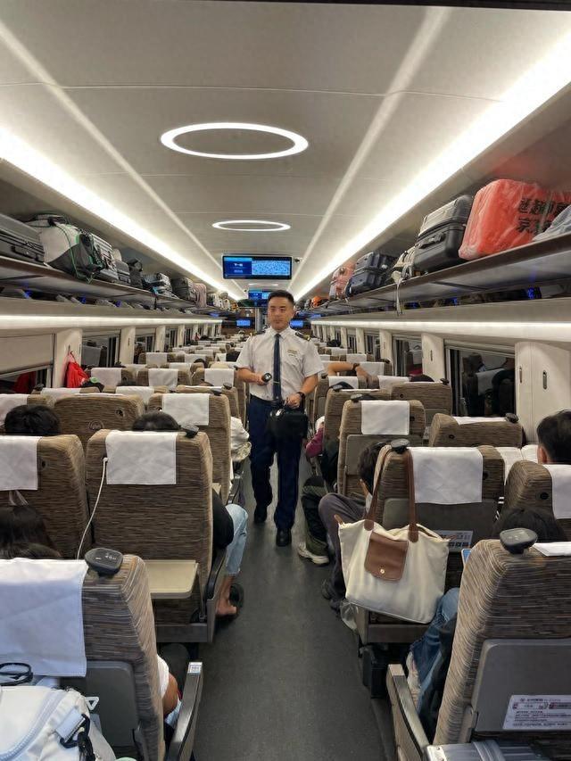 国庆假期铁路客流高峰，300 余名随车机械师如何守护你的出行安全？  第1张