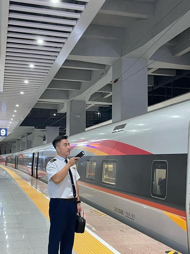 国庆假期铁路客流高峰，300 余名随车机械师如何守护你的出行安全？  第2张