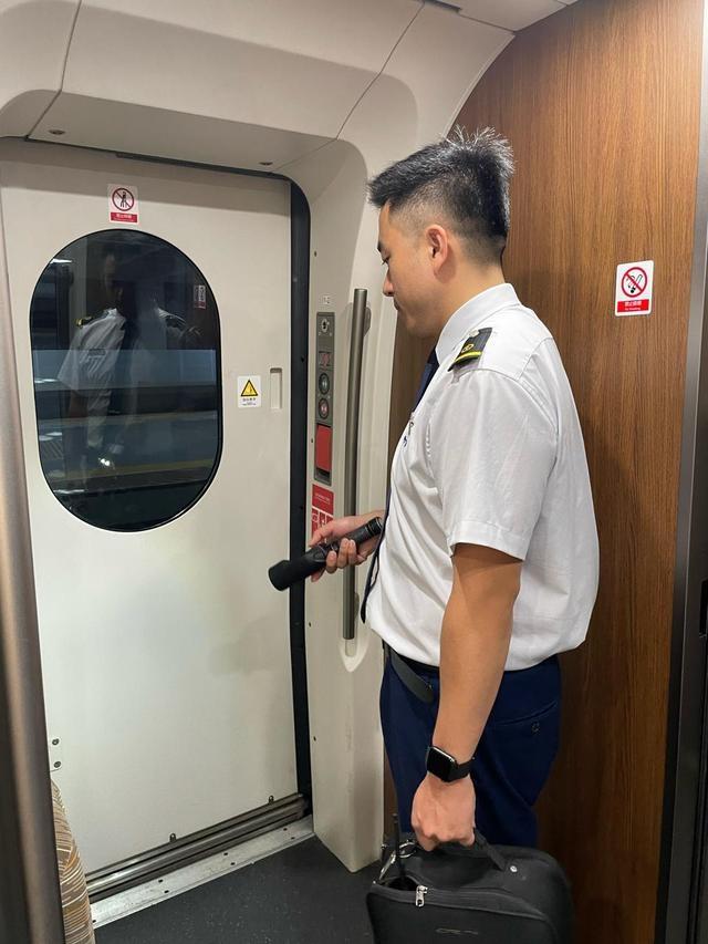 国庆假期铁路客流高峰，300 余名随车机械师如何守护你的出行安全？  第3张