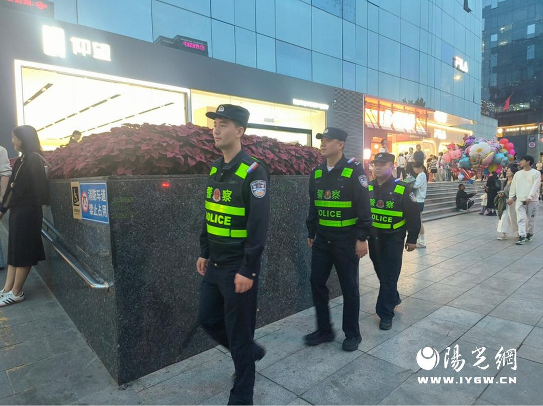 国庆期间，西安市公安局碑林分局用藏青蓝守护中国红，清查治安隐患，确保节日安全  第2张