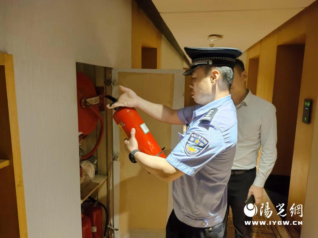 国庆期间，西安市公安局碑林分局用藏青蓝守护中国红，清查治安隐患，确保节日安全  第4张