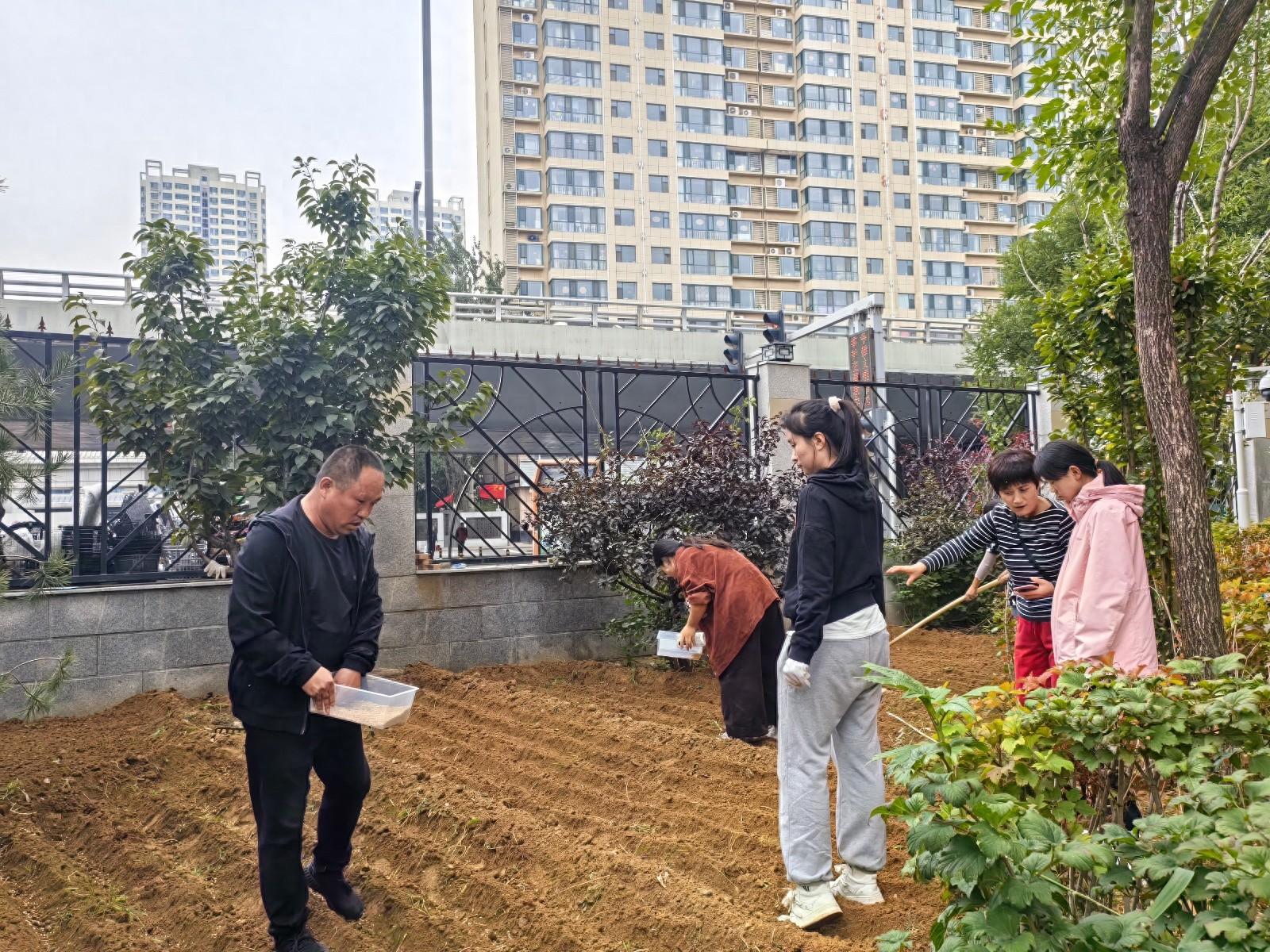 农学专家亲自指导！太原市第三十六中生物社团师生科学耕作试验田