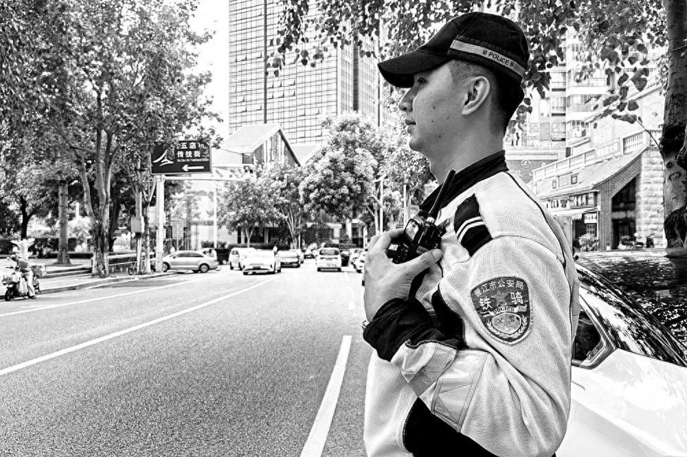 国庆假期六岁女童走失，晋江交警迅速找回，孩子父母激动落泪  第1张