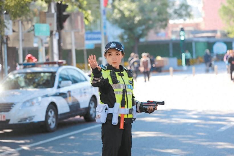 国庆假期三里屯游客如织，铁骑女警陈颖成街头最亮风景线  第1张