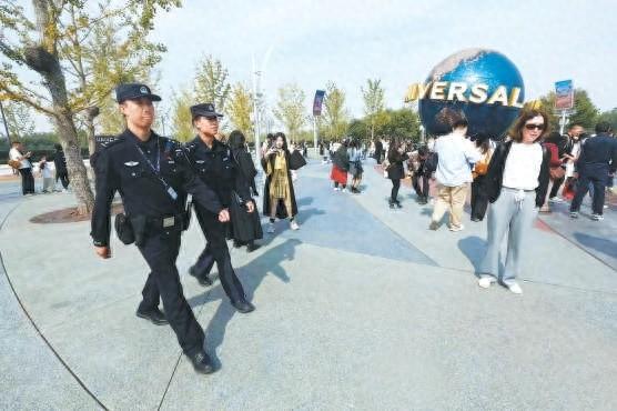 十一长假环球度假区人气爆棚，每日 150 余名警力打造秋季限定版安全感  第1张
