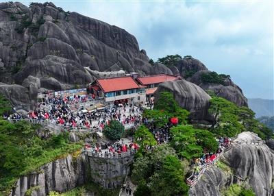 国庆假期黄山风景区游人如织，宠客服务用情，你还不来体验吗？  第1张