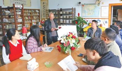 20 年坚守，他让这间 40 平米小屋成为全村人的精神乐园  第1张