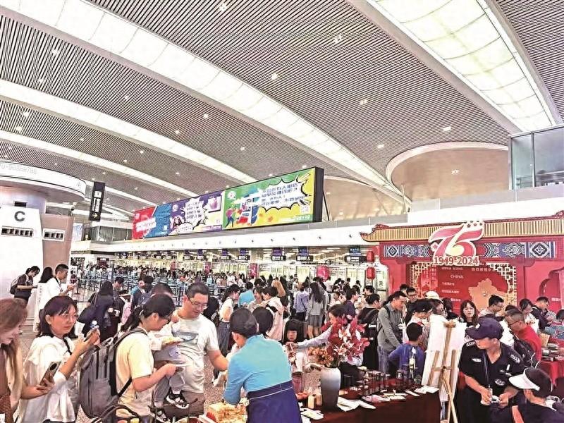 国庆返程高峰，机场单日进出港旅客超 3.3 万人次  第1张