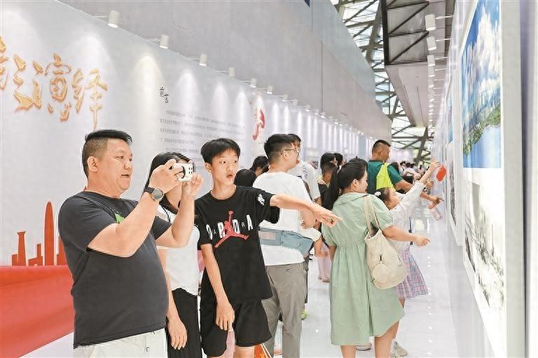 国庆假期最后一天，深圳图片展为何仍吸引众多市民游客？