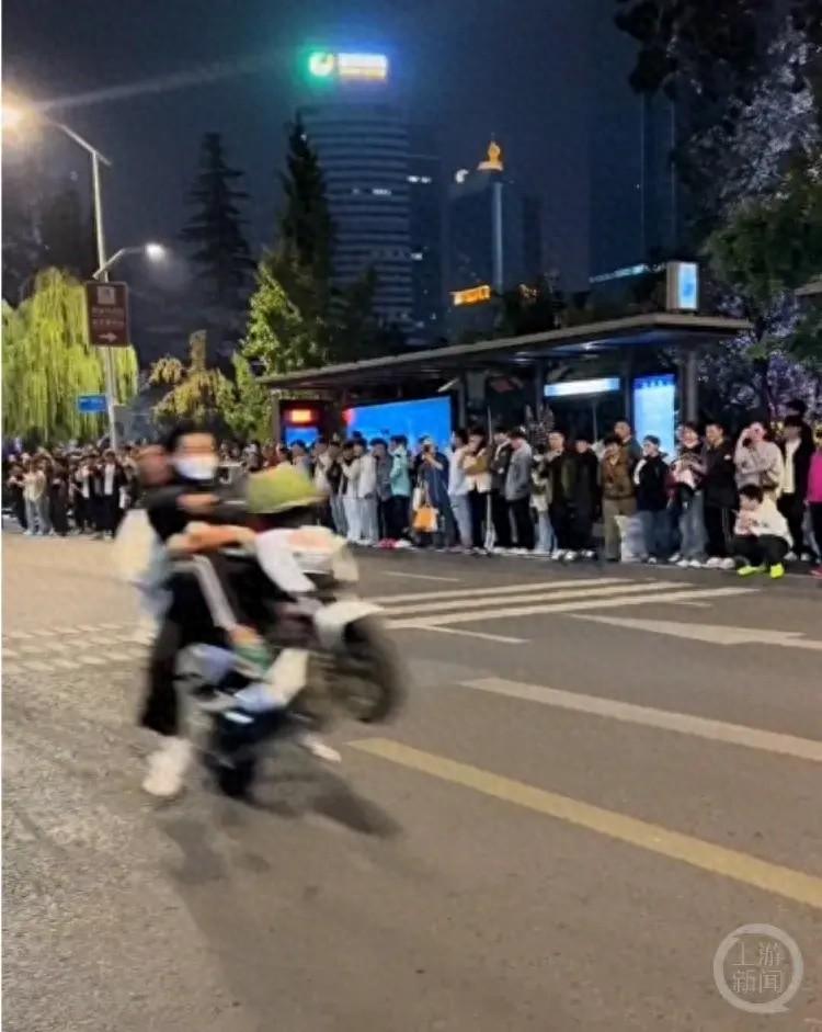 济南解放阁现摩托炸街，翘头、漂移还放烟花，家长当场气到动手  第1张