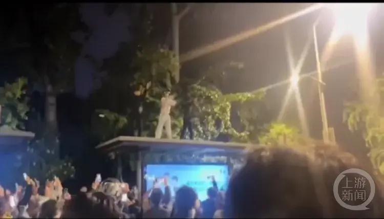 济南解放阁现摩托炸街，翘头、漂移还放烟花，家长当场气到动手  第4张
