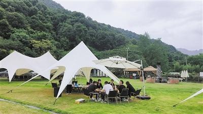 这个地方的秋天居然有三种颜色，你知道是哪里吗？  第1张