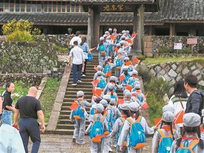 这个地方的秋天居然有三种颜色，你知道是哪里吗？  第2张