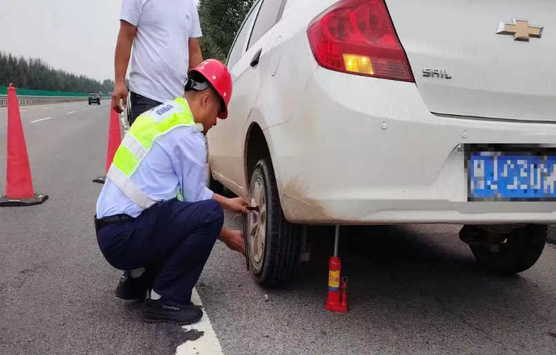 国庆假期，京哈北线分公司职工用温情服务温暖司乘人员  第2张